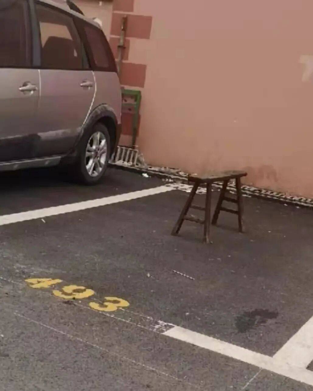 事发上海一山姆超市!两女子1个举动致停车场拥堵引发围观!商场回应