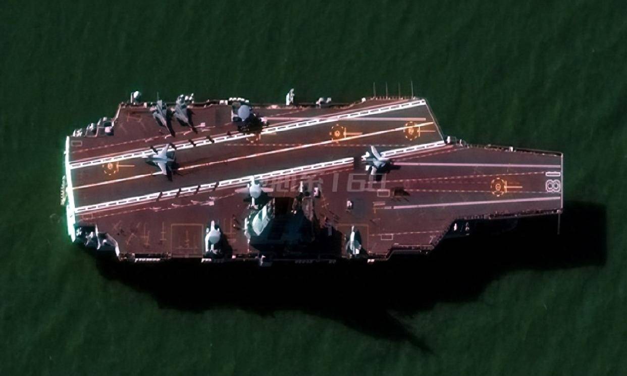 福建舰演训归来,折叠翼歼-35首次亮相!甲板停机量提升50%,8架舰载机列阵福建舰甲板