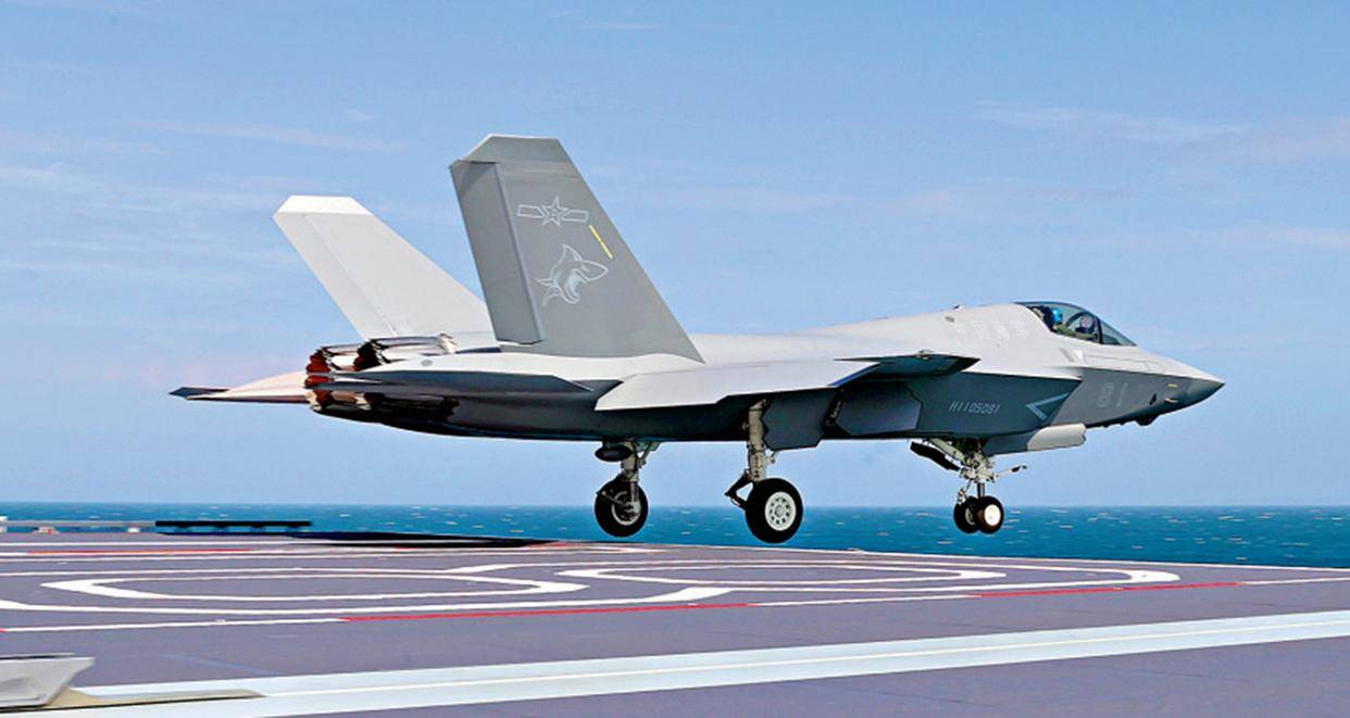 福建舰演训归来,折叠翼歼-35首次亮相!甲板停机量提升50%,8架舰载机列阵福建舰甲板