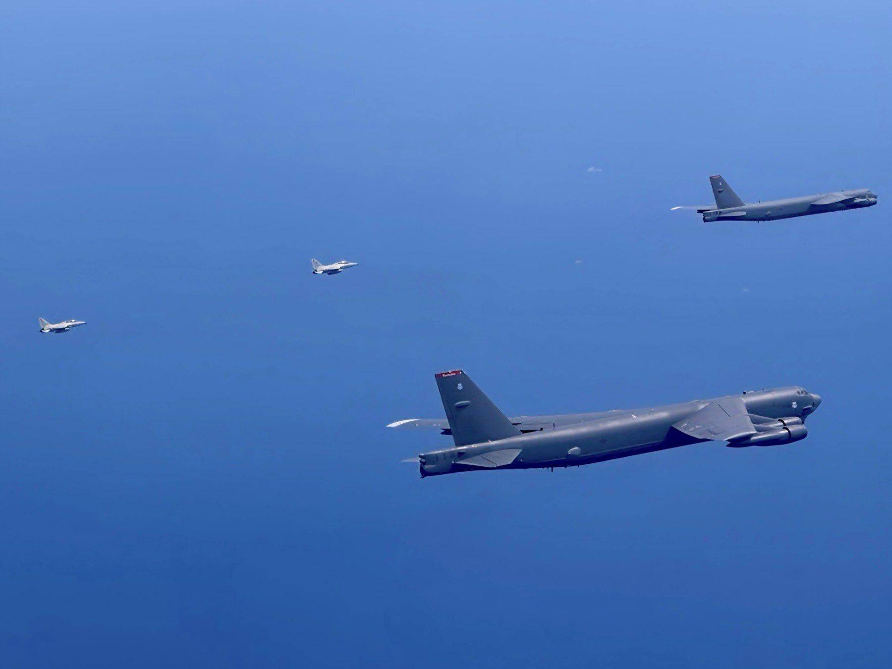 南海发生激烈对峙，中国苏30驱离菲律宾侦察机，美军B-52大轰撑腰