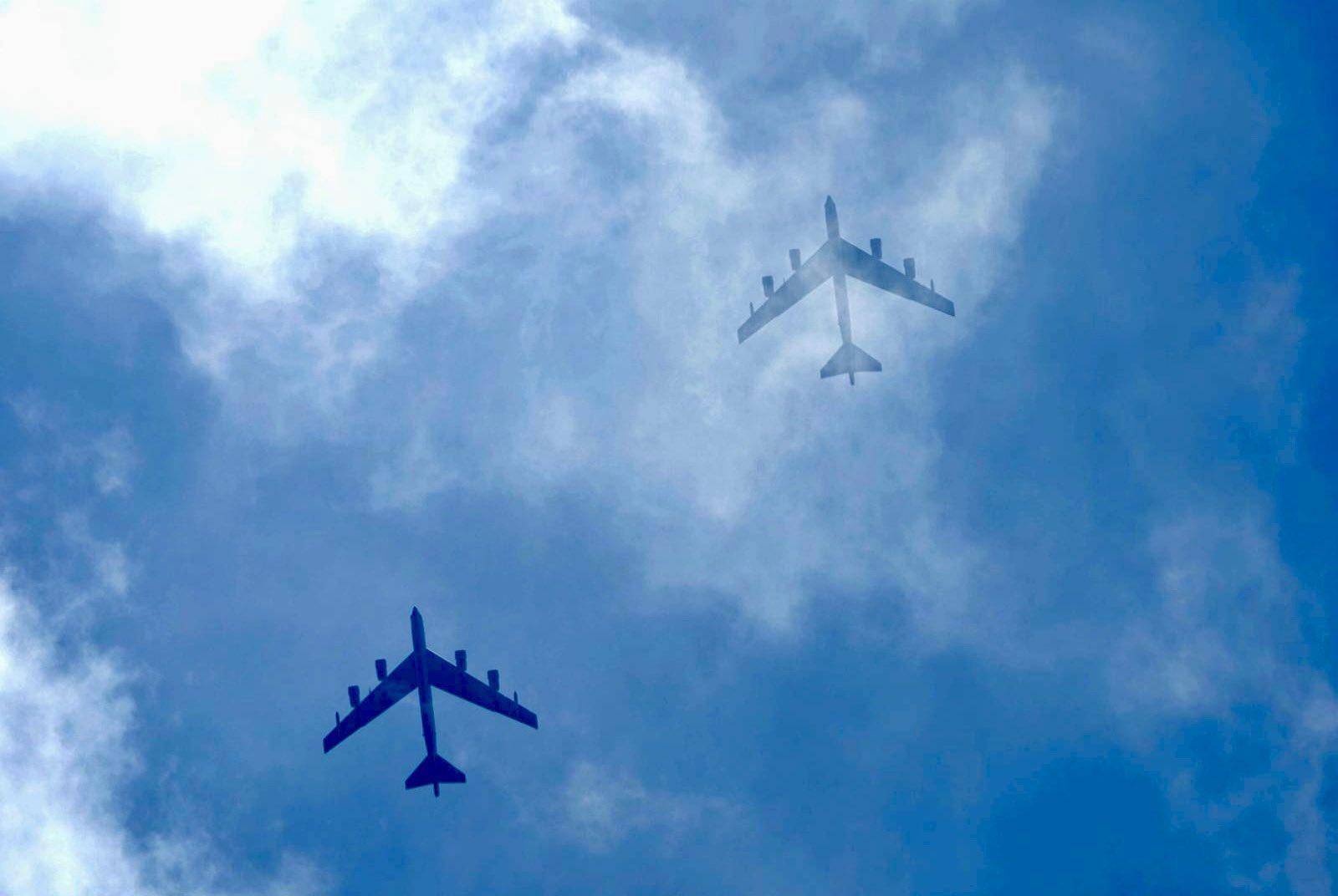 南海发生激烈对峙，中国苏30驱离菲律宾侦察机，美军B-52大轰撑腰