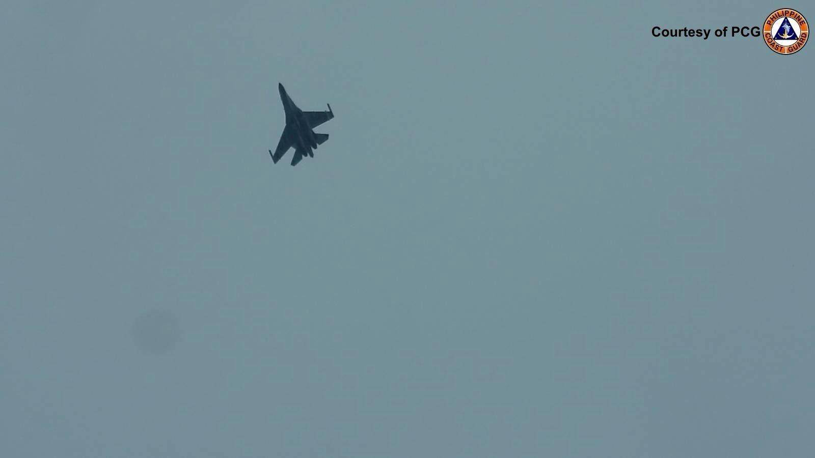 南海发生激烈对峙，中国苏30驱离菲律宾侦察机，美军B-52大轰撑腰