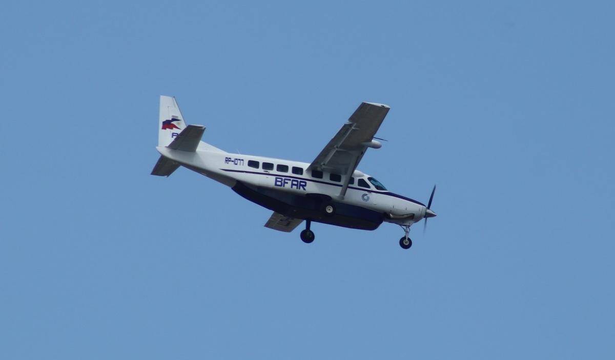 南海发生激烈对峙，中国苏30驱离菲律宾侦察机，美军B-52大轰撑腰