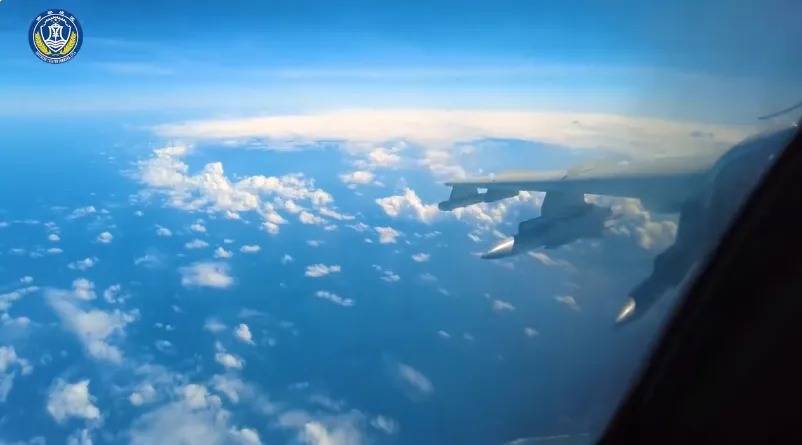 南海发生激烈对峙，中国苏30驱离菲律宾侦察机，美军B-52大轰撑腰