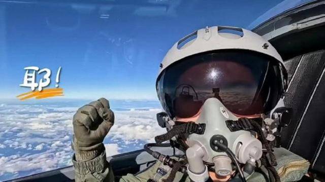 台海再现激烈对峙,歼16三连击重创台独气焰,台军已被枪口顶住