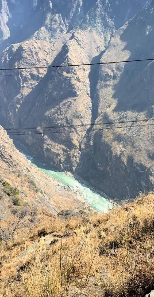 游客目击男童虎跳峡坠崖遇难：事发1米多宽的野外路段，当时风很大，3人来玩没跟团