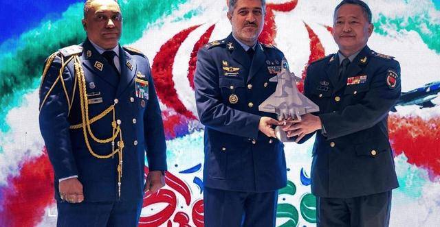 福特号就位后，战争进入倒计时，中方向伊朗空军司令送出歼20模型