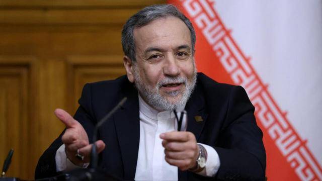 福特号就位后,战争进入倒计时,中方向伊朗空军司令送出歼20模型