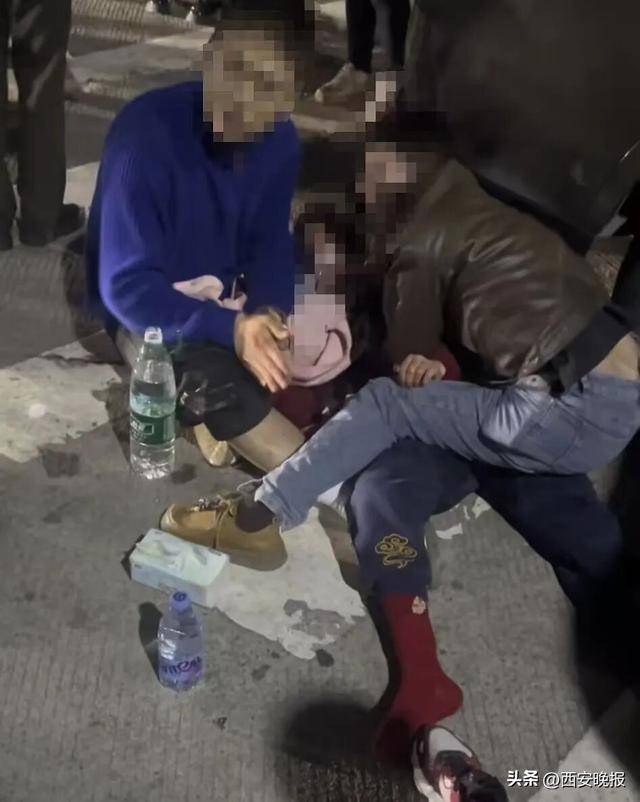 11岁男童在福建南平一服务区被撞身亡,其父哭称不敢看事发视频,当地交警:已立案