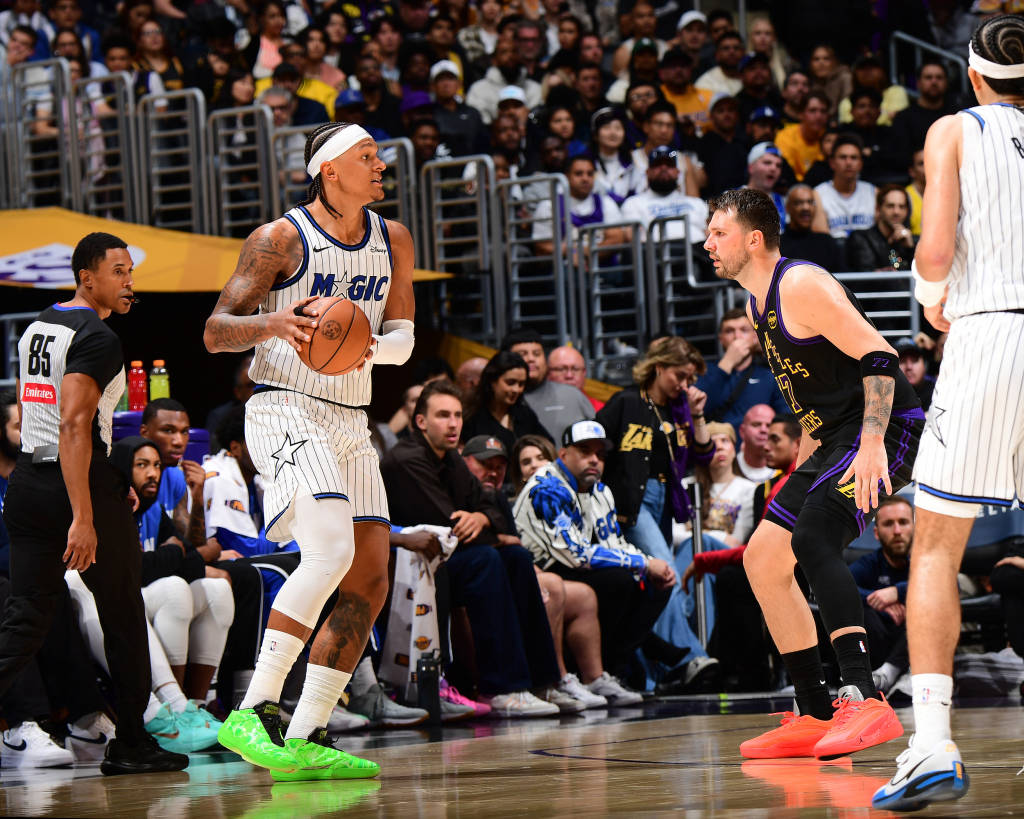 NBA｜克尼佩尔创最快200记三分，哈登又添“最老纪录”