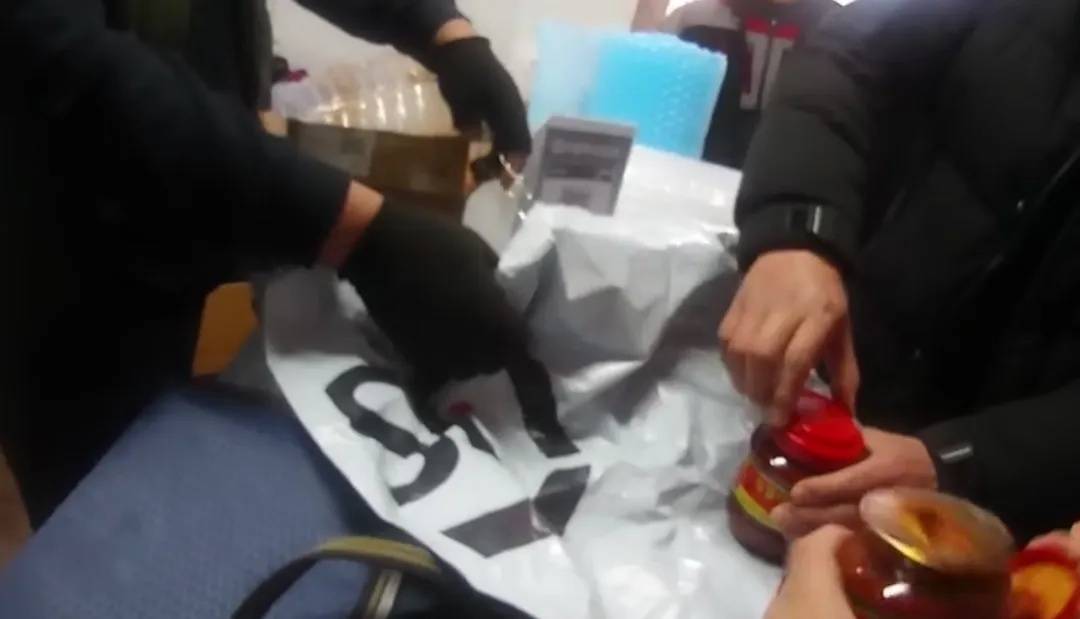 南京警方在豆瓣酱里挖呀挖呀挖,挖出200克黄金!挽回疑遭电诈市民近30万损失