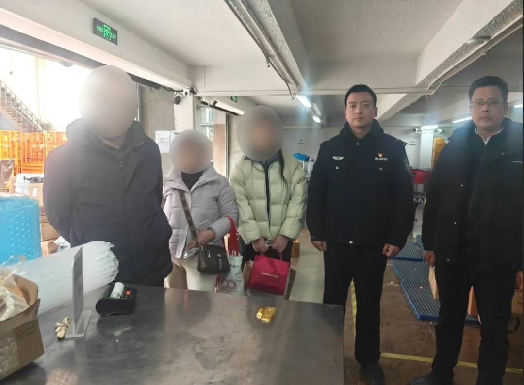 南京警方在豆瓣酱里挖呀挖呀挖,挖出200克黄金!挽回疑遭电诈市民近30万损失