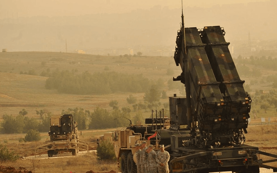 美军出现重大失误，伊朗战机火线死里逃生，3架F-15反“被击落”