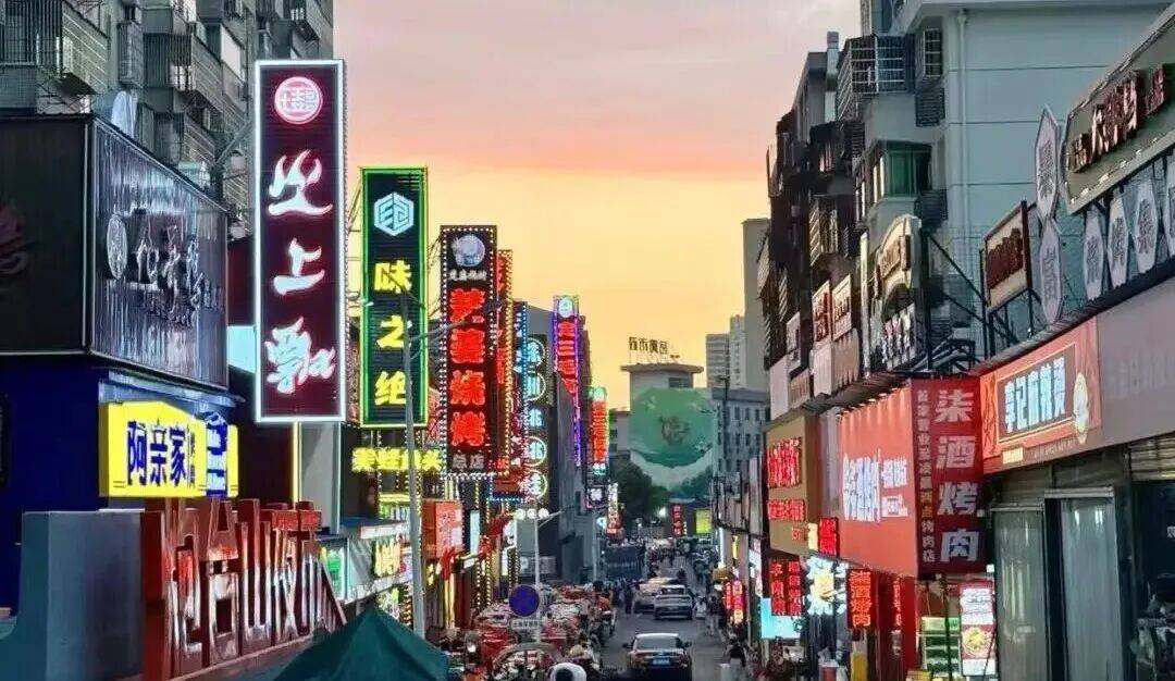 全国首个烧烤学院正式启动招生，烧烤师傅也能捧上大学文凭