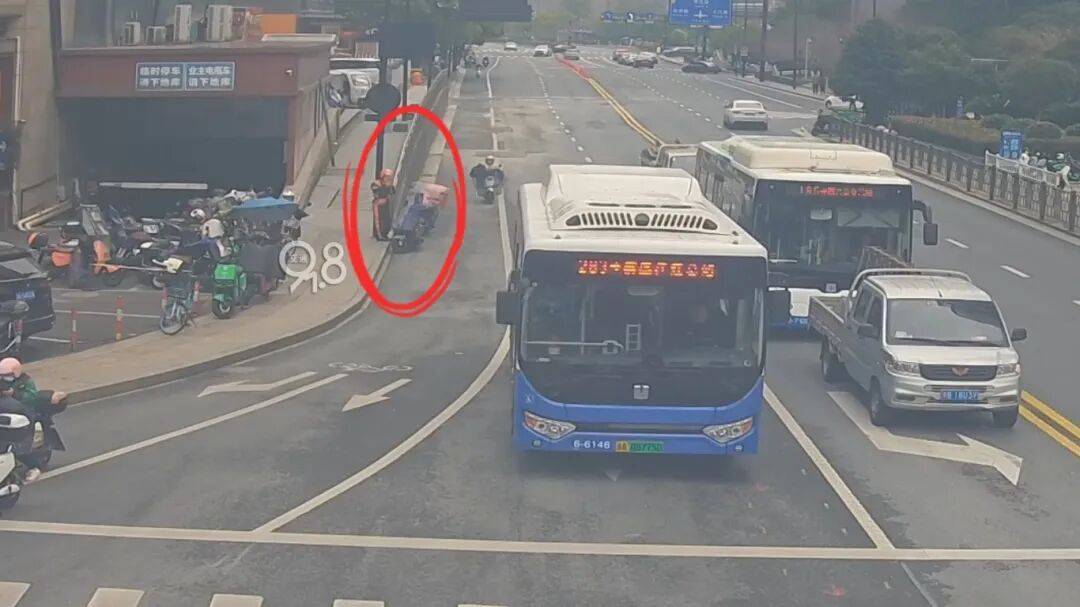 杭州外卖小哥送餐路上突然察觉不对劲！一个举动救下600多户人家