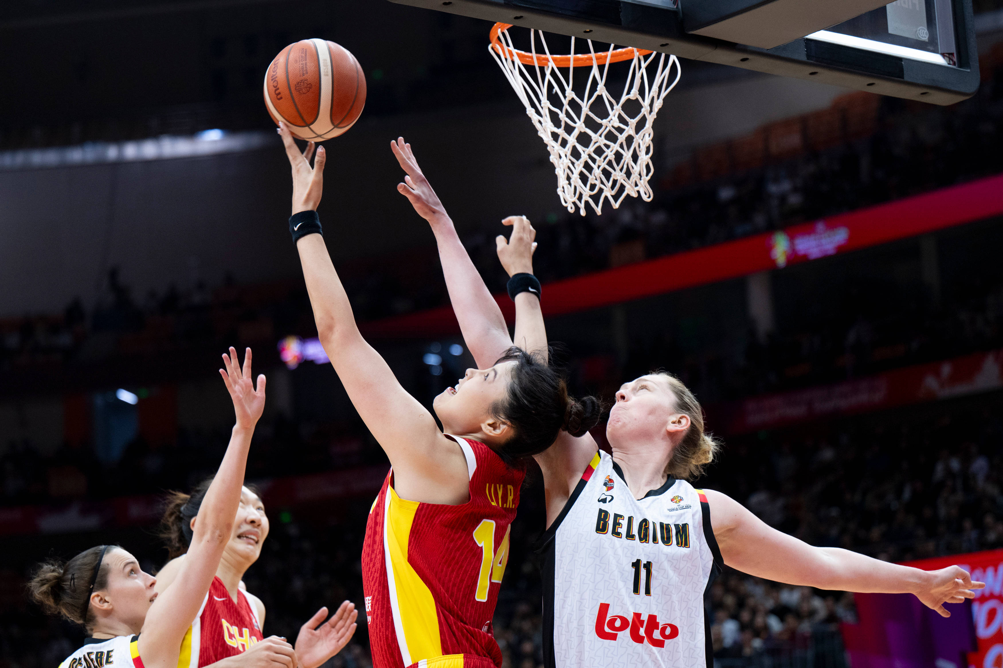 李月汝：对阵比利时队能够看到世界篮球的进步