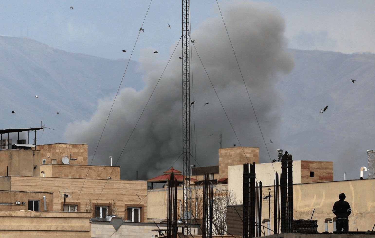 “灭国大轰炸”已开始:炸海水淡化厂,炸油库,伊朗进入艰难时刻