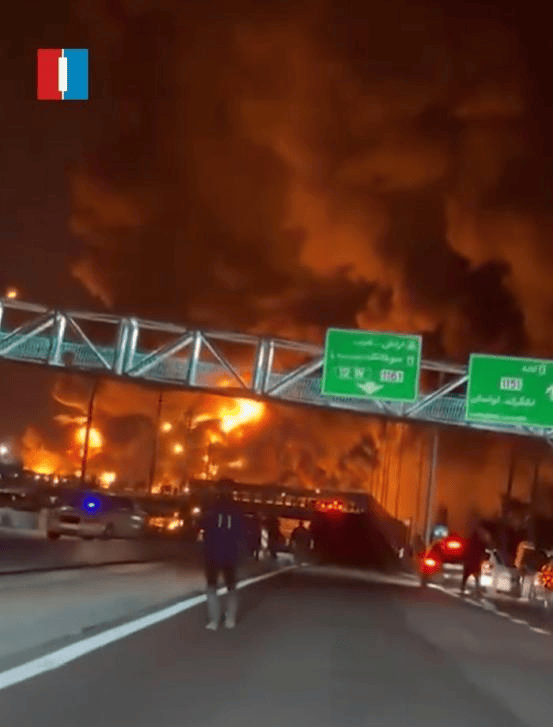 “灭国大轰炸”已开始:炸海水淡化厂,炸油库,伊朗进入艰难时刻