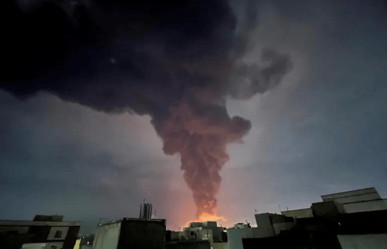 “灭国大轰炸”已开始:炸海水淡化厂,炸油库,伊朗进入艰难时刻