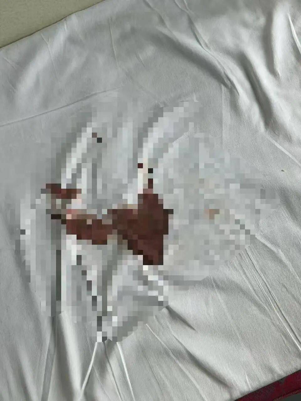 女子火车上突来月经弄脏卧铺床单，列车员要求清洗或赔偿180元，12306客服回应