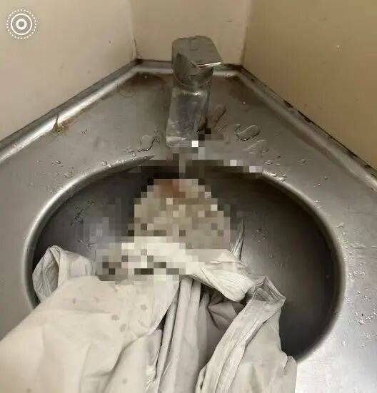 女子火车上突来月经弄脏卧铺床单，列车员要求清洗或赔偿180元，12306客服回应