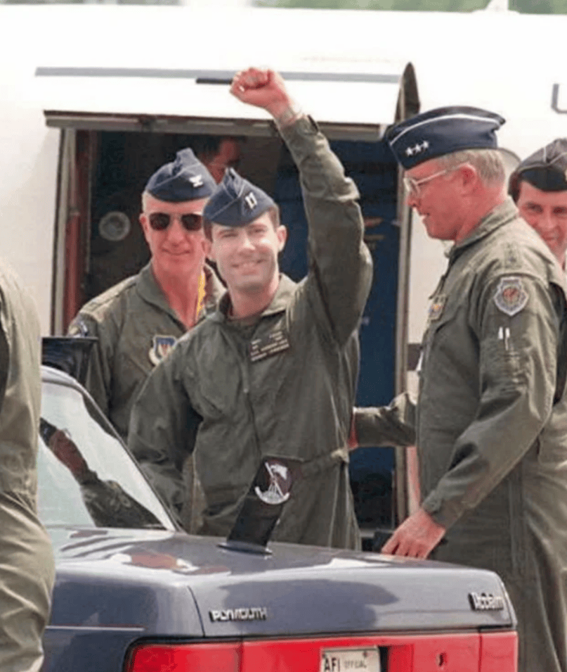 美国前被俘飞行员回忆：躲在灌溉渠中仍被抓，战机被击落处境在训练中不可能复制