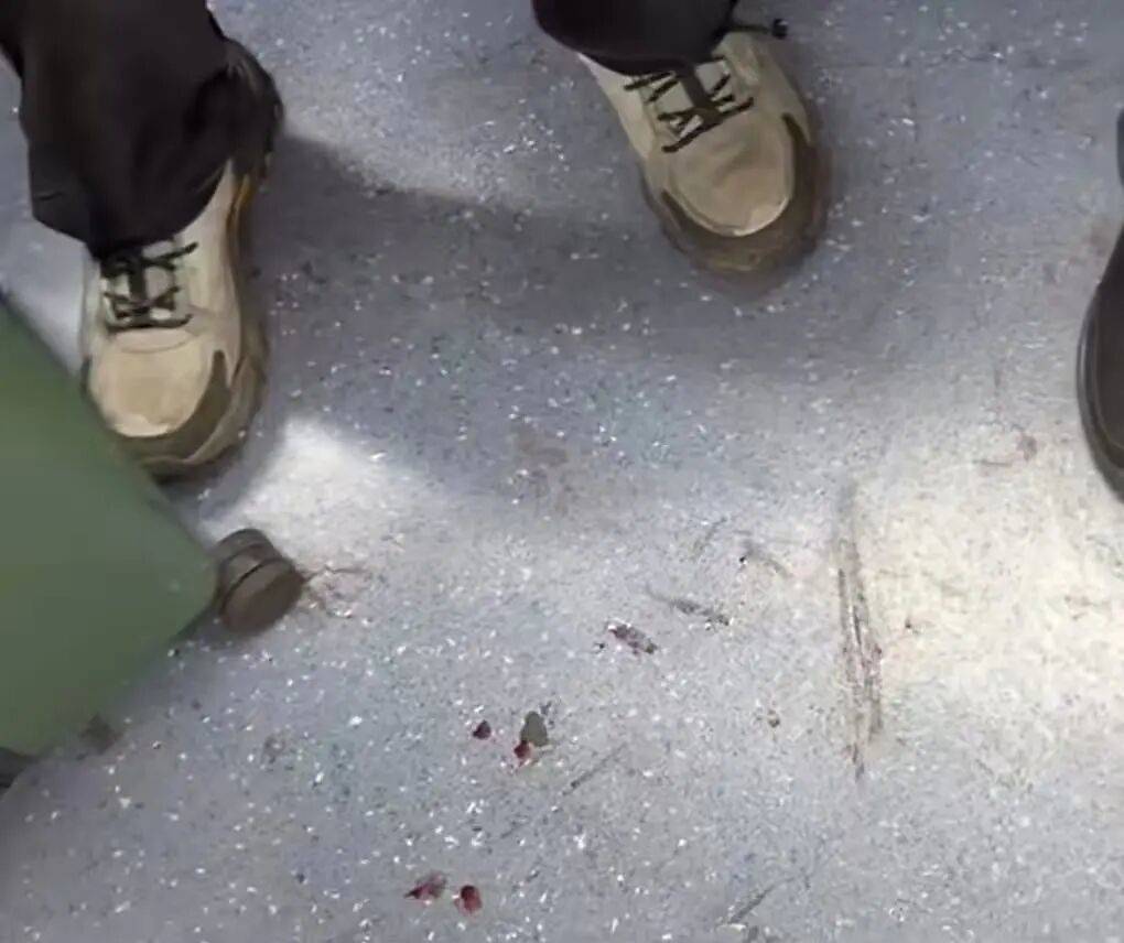 上海地铁，一男子携带的拉杆箱有血渍渗出！什么情况？官方回应