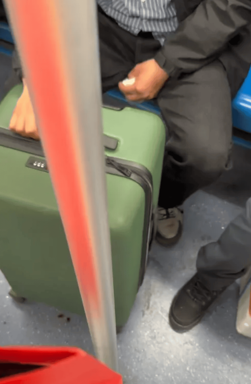上海地铁，一男子携带的拉杆箱有血渍渗出！什么情况？官方回应