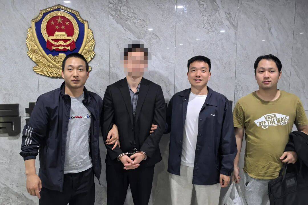湖南一8旬老人扛170万现金去存钱，柜员清点查验发现全是练功券，无一张真币，警方仅用5小时成功破案，犯罪嫌疑人已被刑拘