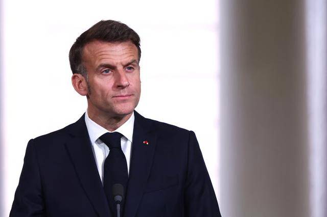 伊朗突然宣布开放霍尔木兹海峡，马克龙又坐不住了：航母准备护航