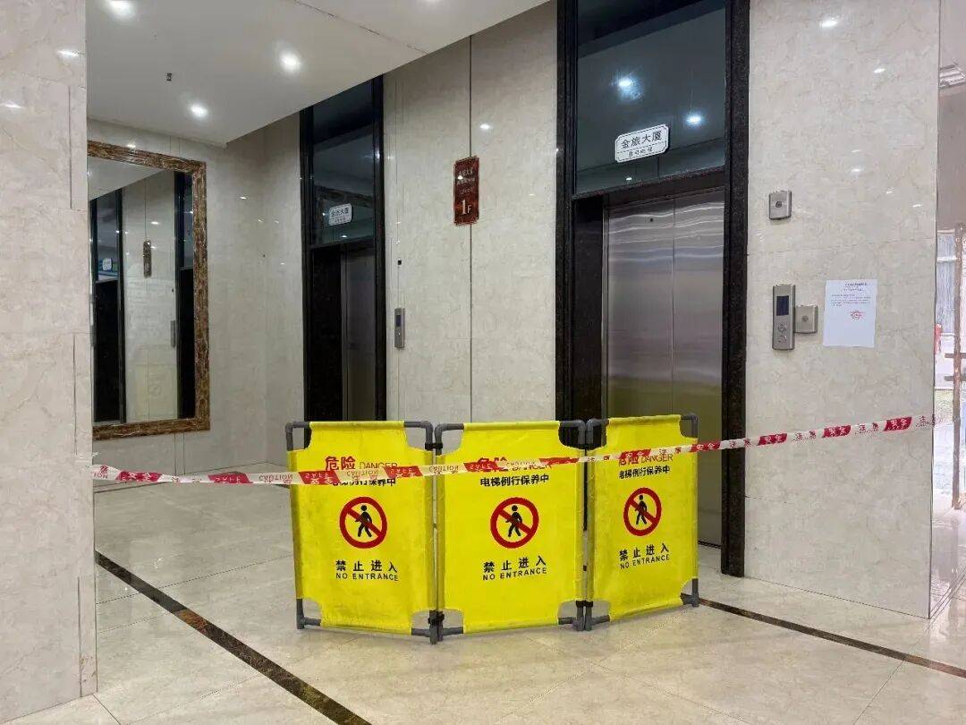 广西一大楼遭雷电击中，电光直贯楼顶，伴随巨大轰鸣！多方回应：无人伤亡，一台电梯损坏停运；业主疑问：防雷设施是否不达标？