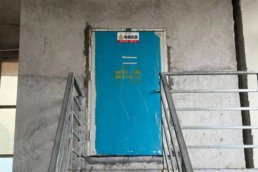广西一大楼遭雷电击中，电光直贯楼顶，伴随巨大轰鸣！多方回应：无人伤亡，一台电梯损坏停运；业主疑问：防雷设施是否不达标？