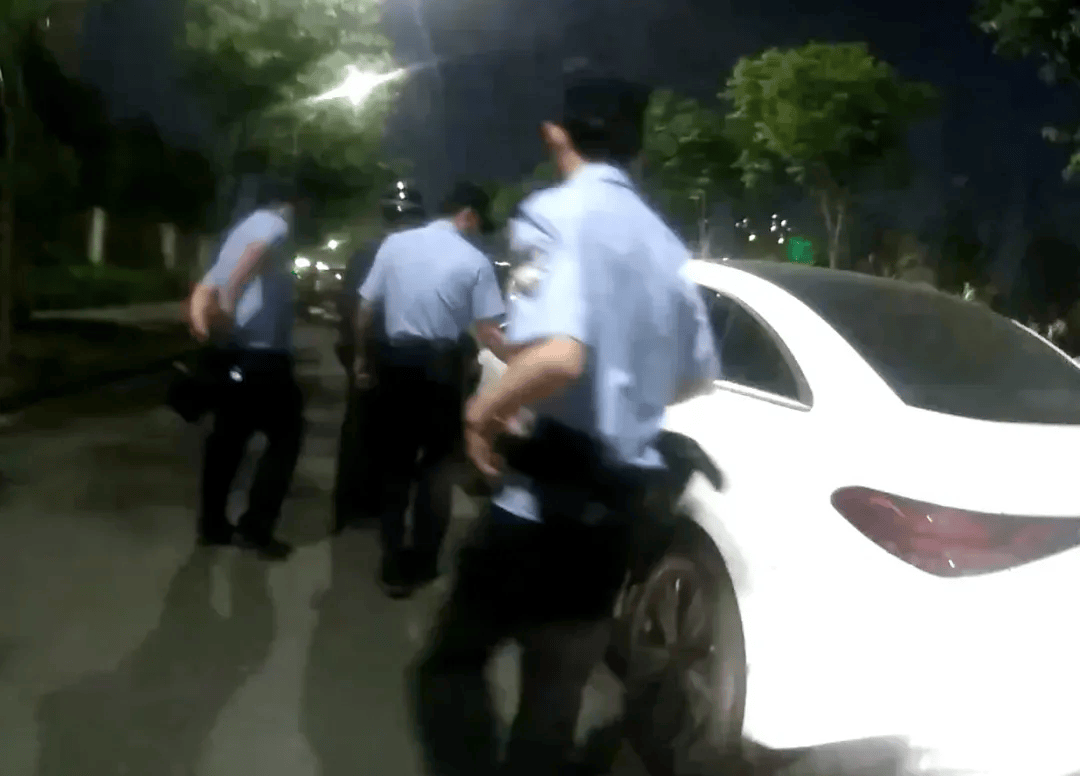 浙江一女子深夜开车回家途中电量耗尽，把车停路边，眼神迷离、神情恍惚，路人果断报警……