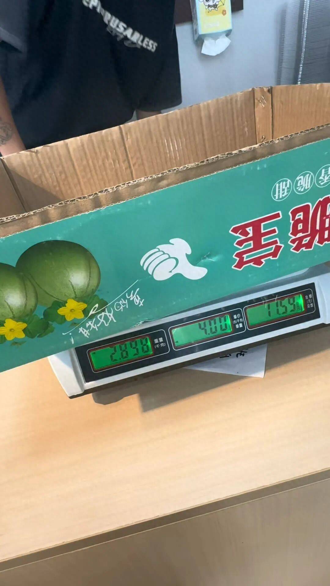 箱重3斤？河南一市场水果箱纸板内被指发现水泥