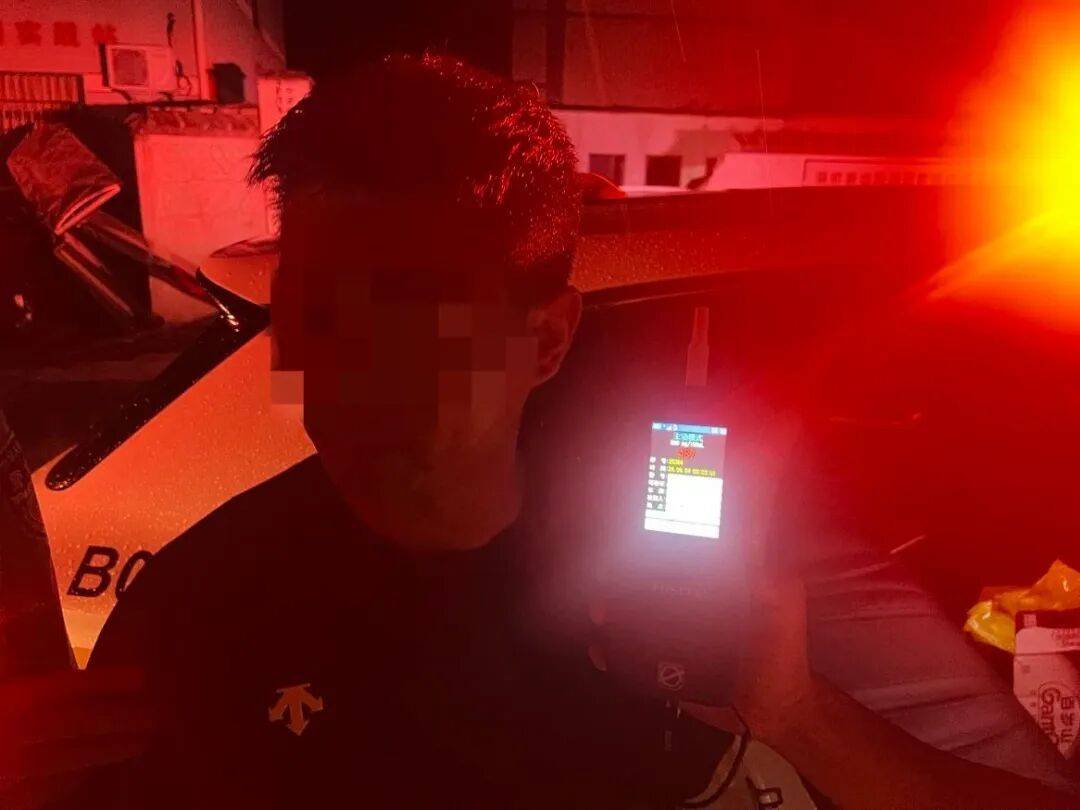 浙江一男子聚餐时喝下12瓶啤酒，觉得“意识清醒”，结果凌晨在街头先撞围墙，又冲进厂房仓库……