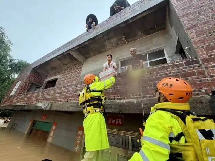 广西横州洪水致养蛇场近900条蛇出逃,包括眼镜蛇、王锦蛇和水律蛇,一村民被蛇咬伤正在抢救……