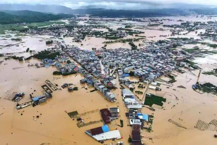 广西横州洪水致养蛇场近900条蛇出逃,包括眼镜蛇、王锦蛇和水律蛇,一村民被蛇咬伤正在抢救……