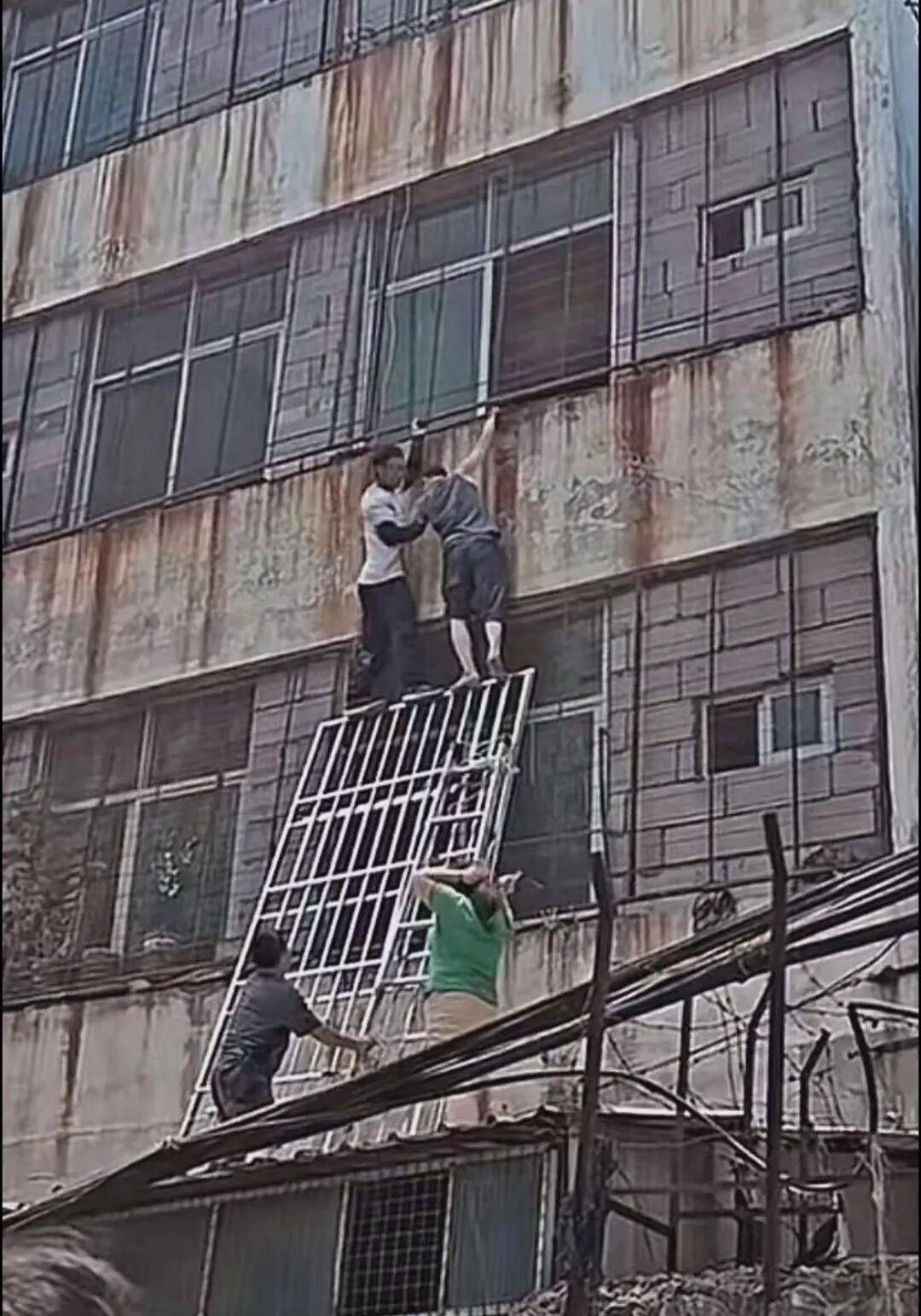 福建晋江鞋厂起火，目击者：有被困人员从楼顶坠落，“很揪心”，工人基本是外地中年人；一攀岩爱好者徒手爬楼，连救3人