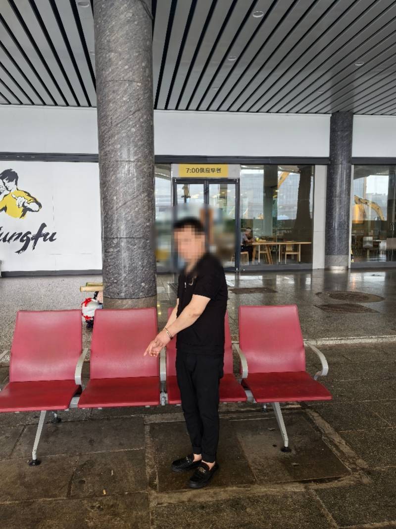 广州火车站外两男子趁乘客候车睡着偷手机，被抓获！现场曝光
