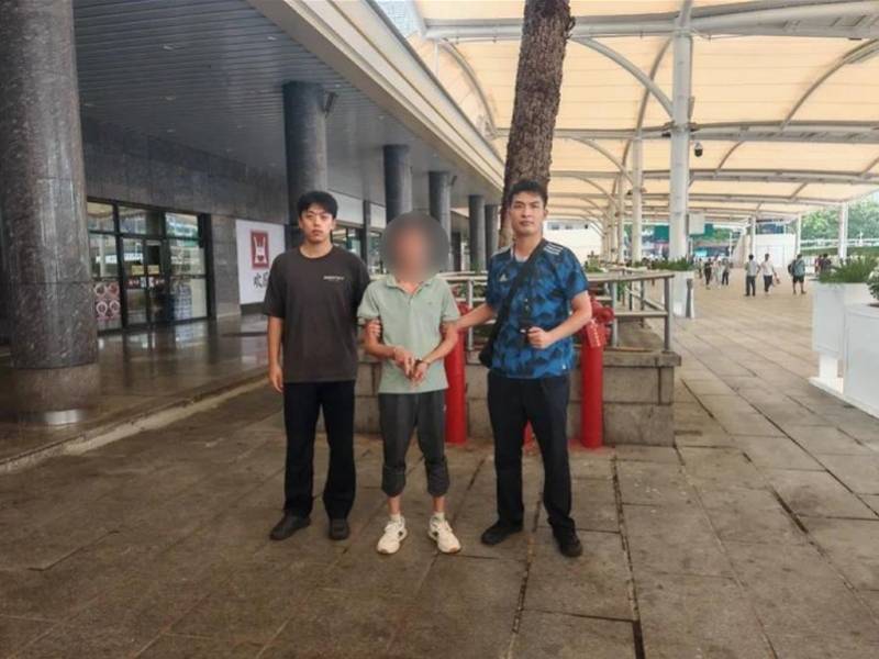 广州火车站外两男子趁乘客候车睡着偷手机,被抓获!现场曝光