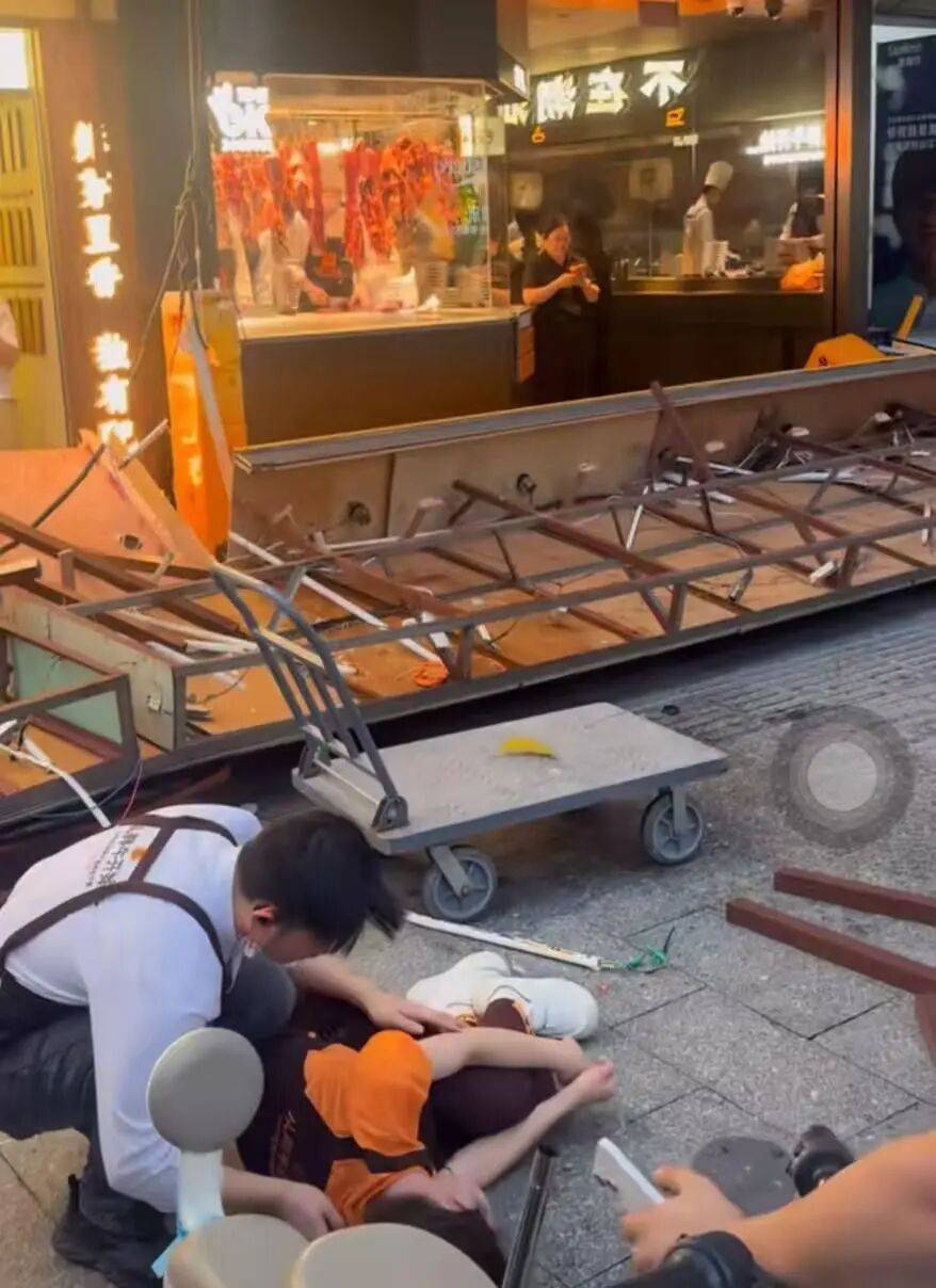 广州突发：知名潮汕牛肉火锅店招牌掉落，砸中女店员！品牌回应