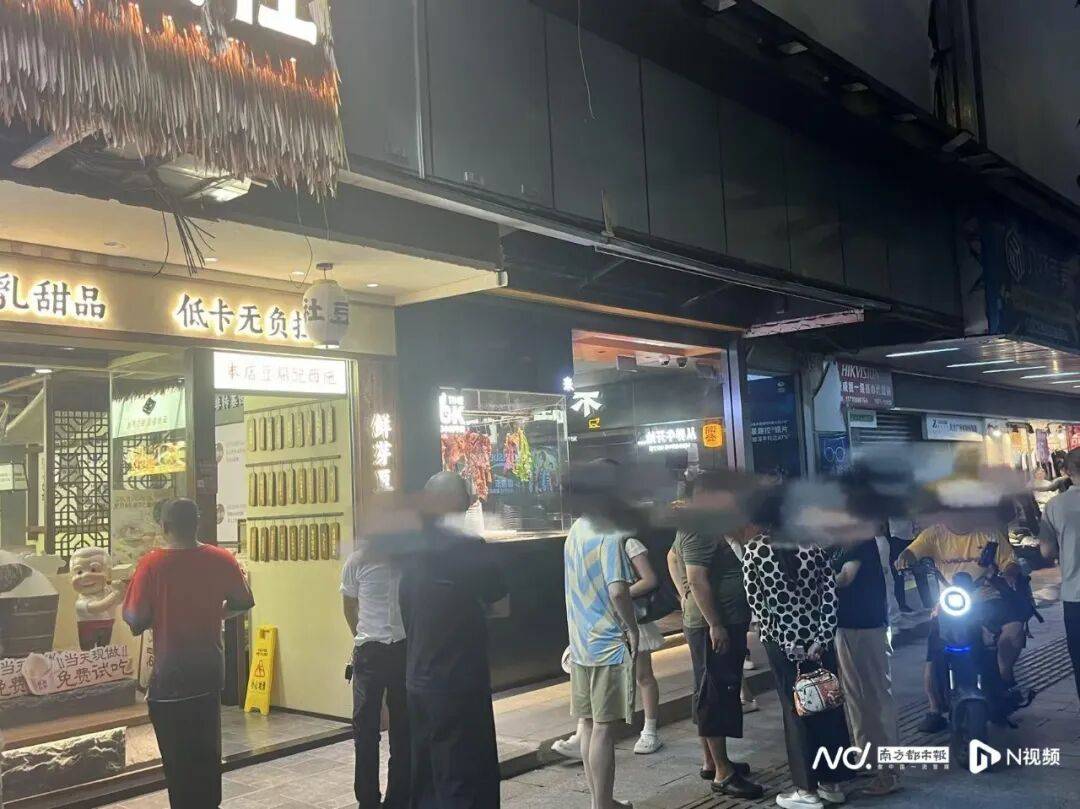 广州突发:知名潮汕牛肉火锅店招牌掉落,砸中女店员!品牌回应