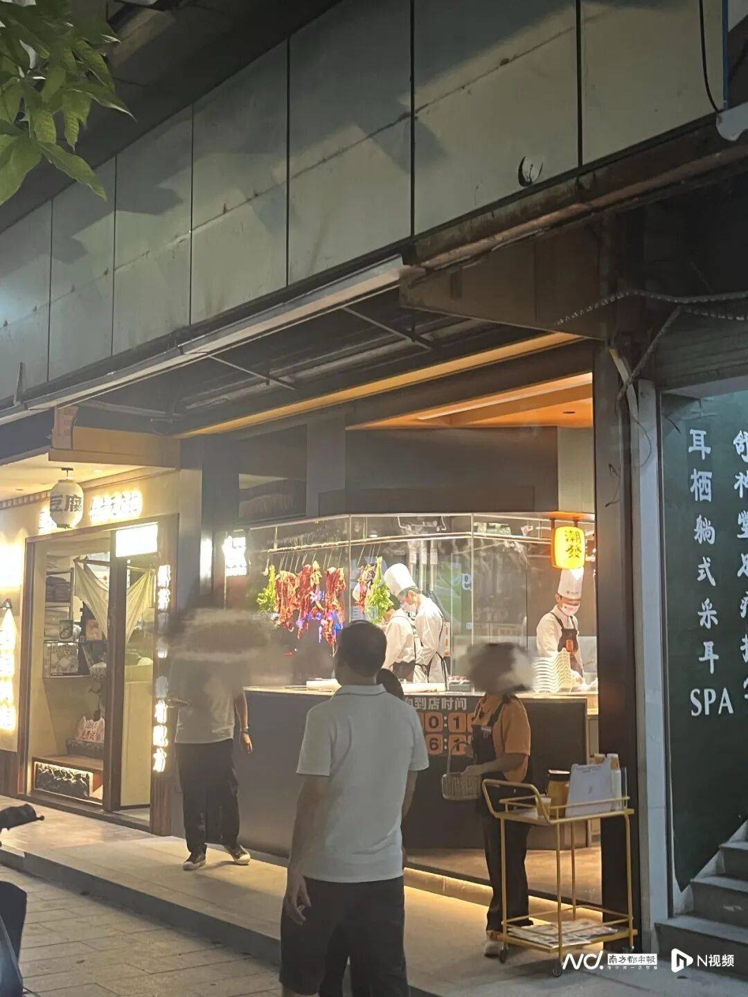 广州突发:知名潮汕牛肉火锅店招牌掉落,砸中女店员!品牌回应