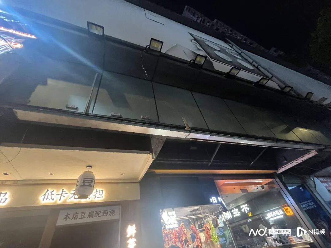 广州突发:知名潮汕牛肉火锅店招牌掉落,砸中女店员!品牌回应