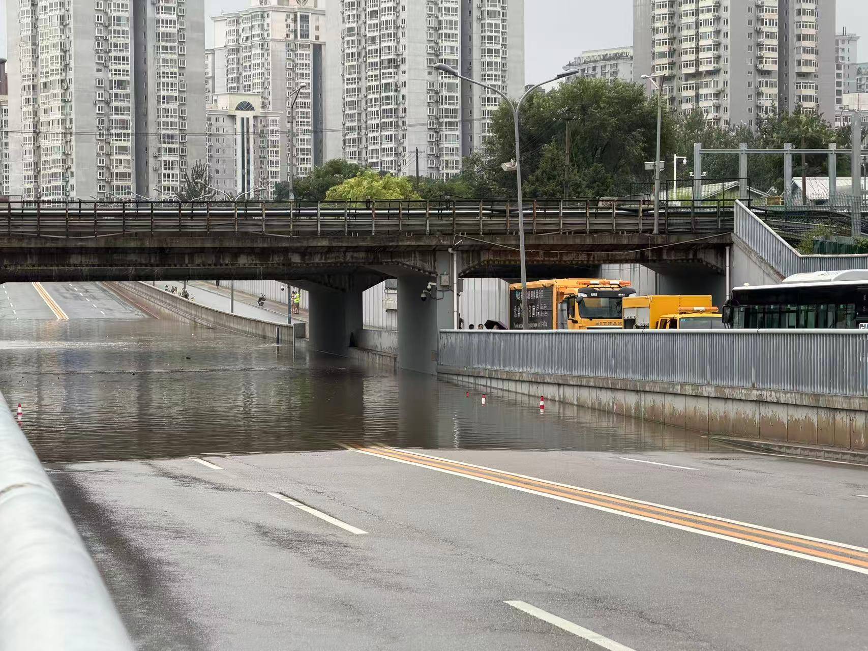 朝阳区红军营桥积水最深170厘米,道路已恢复通行