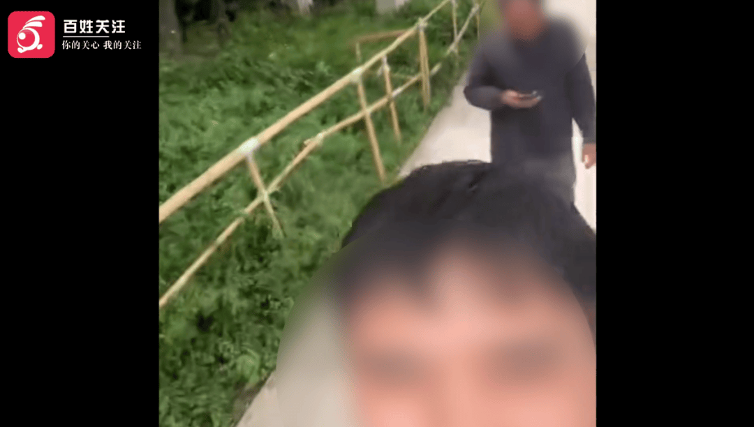 幼童因司机驾驶不稳在昆明网约车内呕吐,被索500元清洁费,协商未果遭司机尾随拖拽;平台回应:规定最高赔200元,涉事账号已永久下线