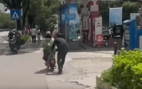 幼童因司机驾驶不稳在昆明网约车内呕吐,被索500元清洁费,协商未果遭司机尾随拖拽;平台回应:规定最高赔200元,涉事账号已永久下线