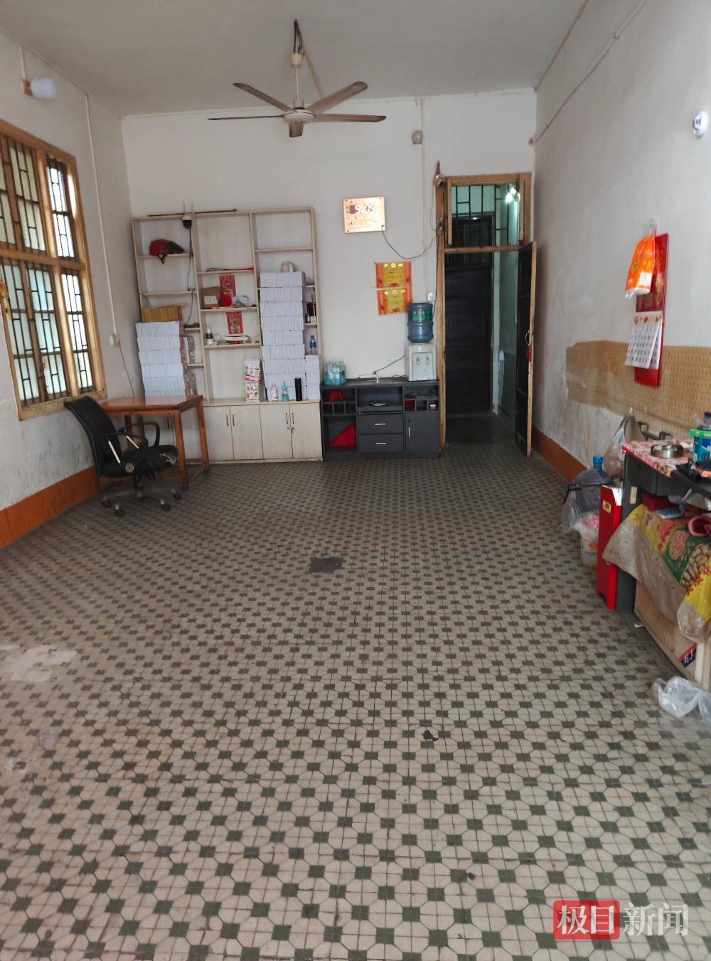 实探“帮扶老人遭索赔1.9万元”涉事牌店：屋内牌桌已拖走，房东称店主可能会转让门店