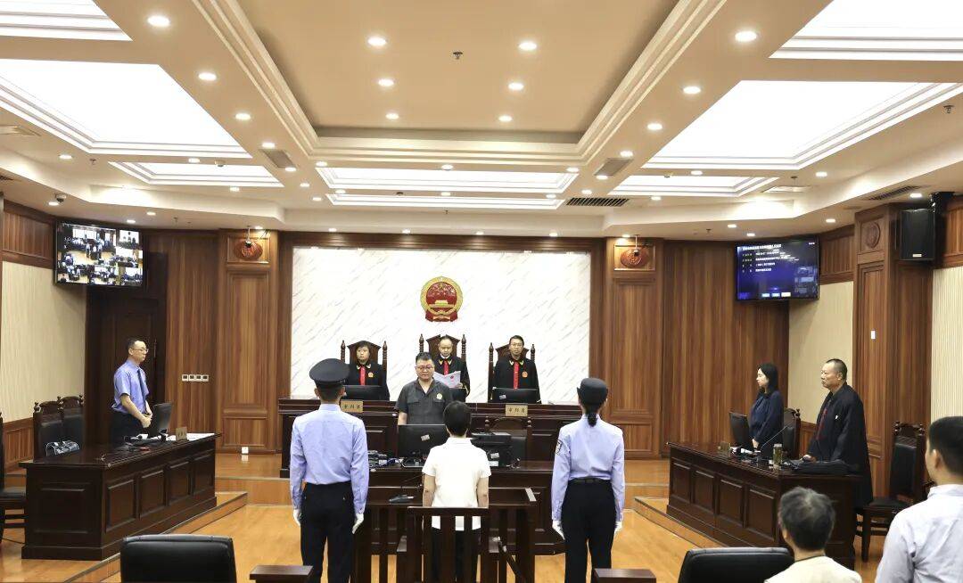贵阳市委原常委、宣传部部长黄成虹受贿案一审宣判