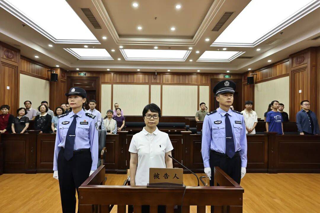 贵阳市委原常委、宣传部部长黄成虹受贿案一审宣判